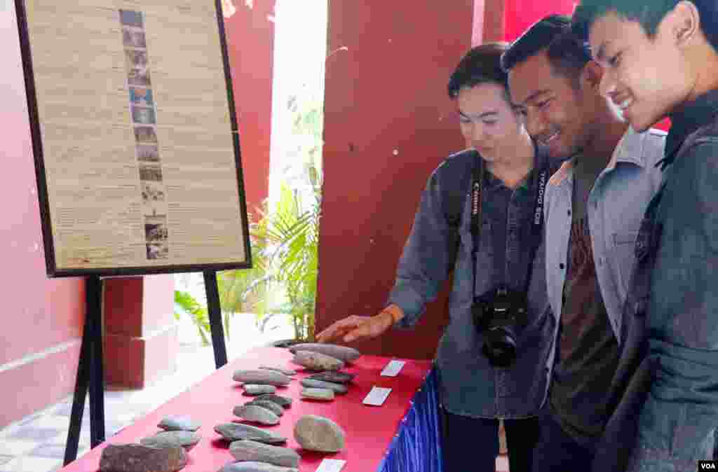 ទិដ្ឋភាពទូទៅនៃពិព័រណ៍​ទេពកោសល្យ​ និង​ស្នាដៃ​លើក​ទី​៣​ ក្រោម​ប្រធានបទ​ &laquo;ខួប​១០០​ឆ្នាំ​នៃ​សាលា​រចនា​ ១៩១៧~២០១៧&raquo; រៀបចំដោយសាលា​ភូមិន្ទ​វិចិត្រ​សិល្បៈ​ ក្នុងរាជធានីភ្នំពេញ កាលពីថ្ងៃទី២៤ ខែមីនា ឆ្នាំ២០១៧។ (ហ៊ាន សុជាតា/VOA)