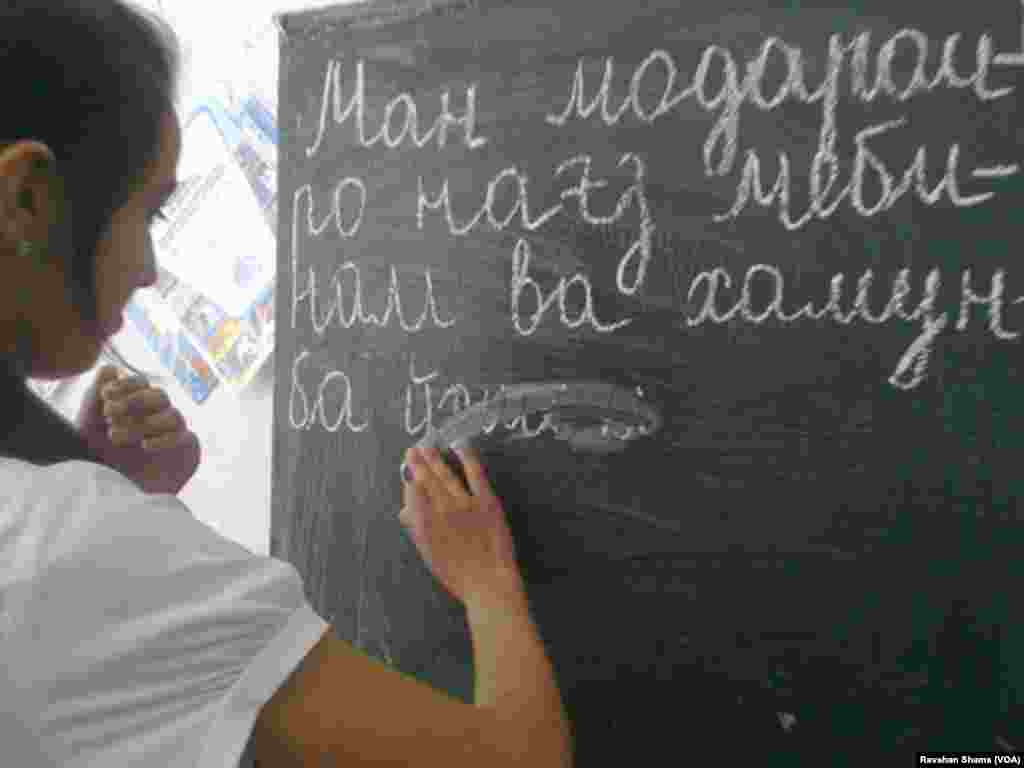 Tojik maktabida o'qiyotgan talaba beixtiyor o'zbek tilida yozib qo'ydi.