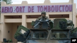 Wani sojan kasar Faransa cikin damarar yaki ya na gadin filin jirgin saman Timbuktu