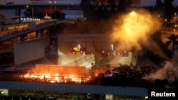 香港抗议者和警方星期天（11月17日）在理工大学外爆发激烈冲突。