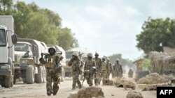 Pasukan Uni Afrika melakukan patroli di kota Golweyn, wilayah Shabelle, Somalia (foto: dok). Militan Al-Shabab, Selasa(3/5), menyerbu pangkalan militer Uni Afrika di desa El-Baraf di wilayah Shabelle, Somalia. 