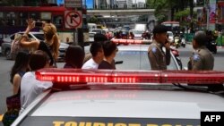 Beberapa petugas kepolisian tampak di kawasan wisata utama di Bangkok setelah beberapa bom kecil meledak di beberapa lokasi di ibu kota Thailand, 2 Agustus 2019. Bom-bom itu meledak di tengah penyelenggaraan KTT menteri luar negeri ASEAN.