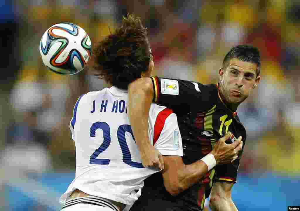 South Korea's Hong Jeong-ho (20) fights for the ball with Belgium's Kevin Mirallas at the Corinthians arena in Sao Paulo, June 26, 2014.