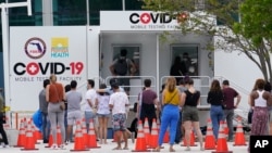 មនុស្សម្នា ឈរ​តម្រង់ជួរ​រង់ចាំ​ធ្វើតេស្ត​រកជំងឺ​កូវី១៩ នៅ​កន្លែង​ធ្វើ​តេស្ត​មួយ កាលពី​ថ្ងៃសៅរ៍ ទី៧ ខែវិច្ឆិកា ឆ្នាំ២០២០ នៅ​ទីក្រុង Maiami រដ្ឋ Florida សហរដ្ឋ​អាមេរិក។