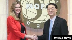 23일 한국을 방문한 미국 재무부의 제니퍼 파울러 테러자금 조달·금융범죄 담당 부차관보(왼쪽)가 북핵 6자회담 한국측 차석대표인 김건 외교부 북핵외교기획단장과 한·미 양자 차원의 대북 금융제재 방안을 협의하기 위해 만났다.