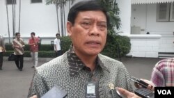 Menkopolhukam Tedjo Edy Purdijanto memberikan penjelasan kepada wartawan (foto: dok. VOA/Andylala).