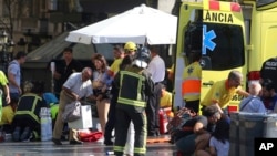 Une intervention des pompiers après qu’un véhicule a foncé sur une foule, faisant plusieurs morts et de nombreux blessés à Barcelone, Espagne, 17 août 2017.