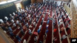 Salat Jumat di era pandemi corona, di sebuah masjid di Bandung, Jawa Barat, 20 Maret 2020. (AP Photo/Ahmad Fauzan)