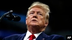 រូប​ឯកសារ៖ លោក​ប្រធានាធិបតិ ដូណាល់​ ត្រាំ ថ្លែង​នៅ​ក្នុង​ការ​ប្រមូលផ្តុំ​យុទ្ធនាការ​មួយ​នៅ​មជ្ឈមណ្ឌល Target Center ក្នុង​ក្រុង Minneapolis រដ្ឋ Minnesota កាលពី​ថ្ងៃទី១០ ខែតុលា ឆ្នាំ២០១៩។