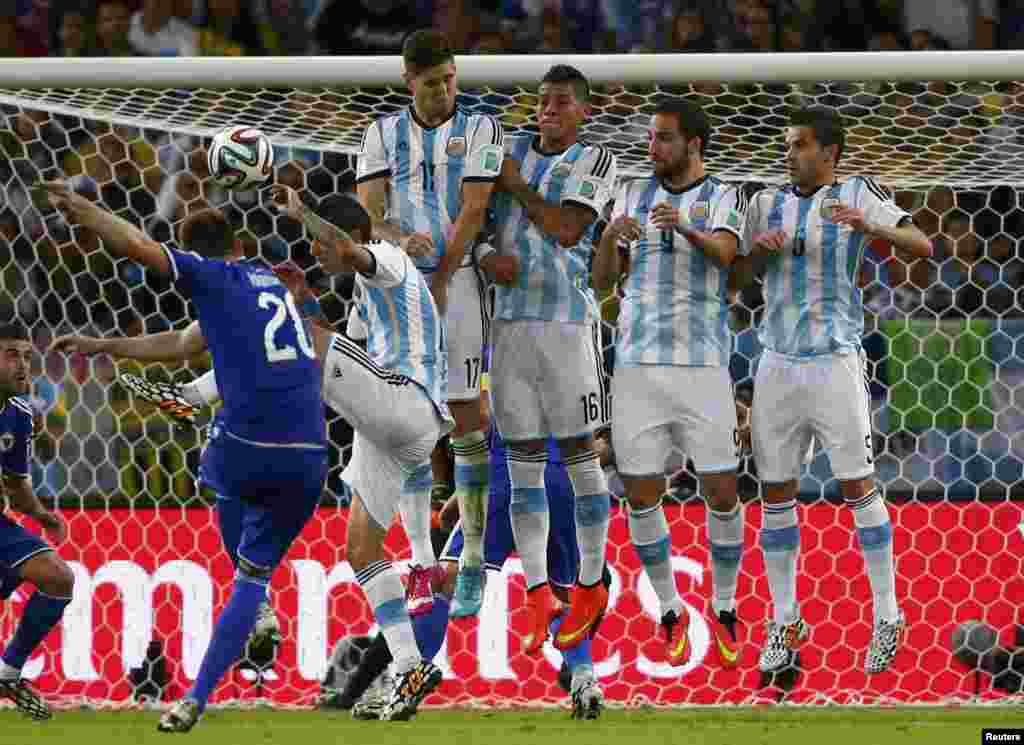 Pemain Bosnia, Izet Hajrovic, melakukan tendangan bebas dalam pertandingan melawan Argentina di stadion Maracana di Rio de Janeiro (15/6).&nbsp;(Reuters/Michael Dalder)