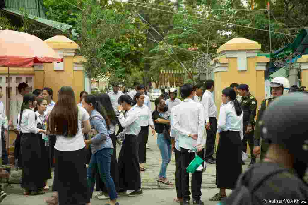 បេក្ខជន​ប្រឡង​ចាកចេញ​ពីមណ្ឌល​ប្រឡង​ក្រោយ​ពីបាន​បញ្ចាប់​ការប្រឡង​វិញ្ញាសារ​ពេល​ព្រឹកថ្ងៃ​ទី១ នៅរាជធានី​ភ្នំពេញ ថ្ងៃ​ចន្ទ ទី២០ ខែ​សីហា ឆ្នាំ​២០១៨។ (ទី អូលីស្សា/VOA)