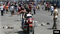 Para demonstran anti pemerintah di kota Taiz menggunakan sepeda motor untuk mengangkut rekannya yang terluka (foto: dok).
