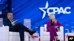 যুক্তরাষ্ট্রের সেনেটর টেড ক্রুজ, বামে, এবং যুক্তরাষ্ট্রের অ্যাটর্নি জেনারেল প্যাম বন্ডি মেরিল্যান্ডের অক্সন হিলের গেইলর্ড ন্যাশনাল রিসোর্ট অ্যান্ড কনভেনশন সেন্টারে কনজারভেটিভ পলিটিকাল অ্যাকশন সম্মেলনে বক্তব্য রাখেন, ২০ ফেব্রুয়ারি, ২০২৫। 