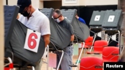 Sejumlah pemilih melaksanakan hak pilihnya dalam pencoblosan dini untuk pemilihan presiden AS, di Houston, Texas, 13 Oktober 2020. (Foto: Reuters) 