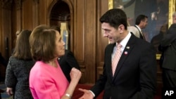 Ketua DPR AS, Paul Ryan (kanan) berbincang dengan Pemimpin Minoritas DPR AS, Nancy Pelosi, di Gedung Capitol, Washington DC, 8 Desember 2016.(Foto: dok).