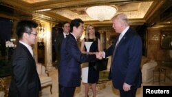 លោក​ Shinzo Abe ​នាយក​រដ្ឋមន្ត្រី​ជប៉ុន​ជួប​ជាមួយ​នឹង​លោក Donald Trump នៅ​អគារ Trump Tower ក្នុង​សង្កាត់ Manhattan ក្រុង​ញូវយ៉ក សហរដ្ឋ​អាមេរិក កាលពី​ថ្ងៃទី១៧ ខែវិច្ឆិកា ឆ្នាំ២០១៦។