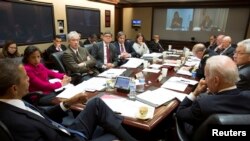 Studenti u jednoj školi u Žudžiju mole se za putnike kineskog broda koji je potonuo u reci Jangce. Broj pronađenih tela nastradalih porastao je na 18. Desetine spasilaca je pretražilo potonuli brod kojim je plovilo više od 400 putnikak. U meuvremenu broj smrtnih slučajeva popeo se na 18.