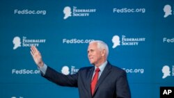 Mantan Wakil Presiden AS Mike Pence tiba di sebuah acara di Washington, pada 25 April 2023. (Foto: AP/Alex Brandon)