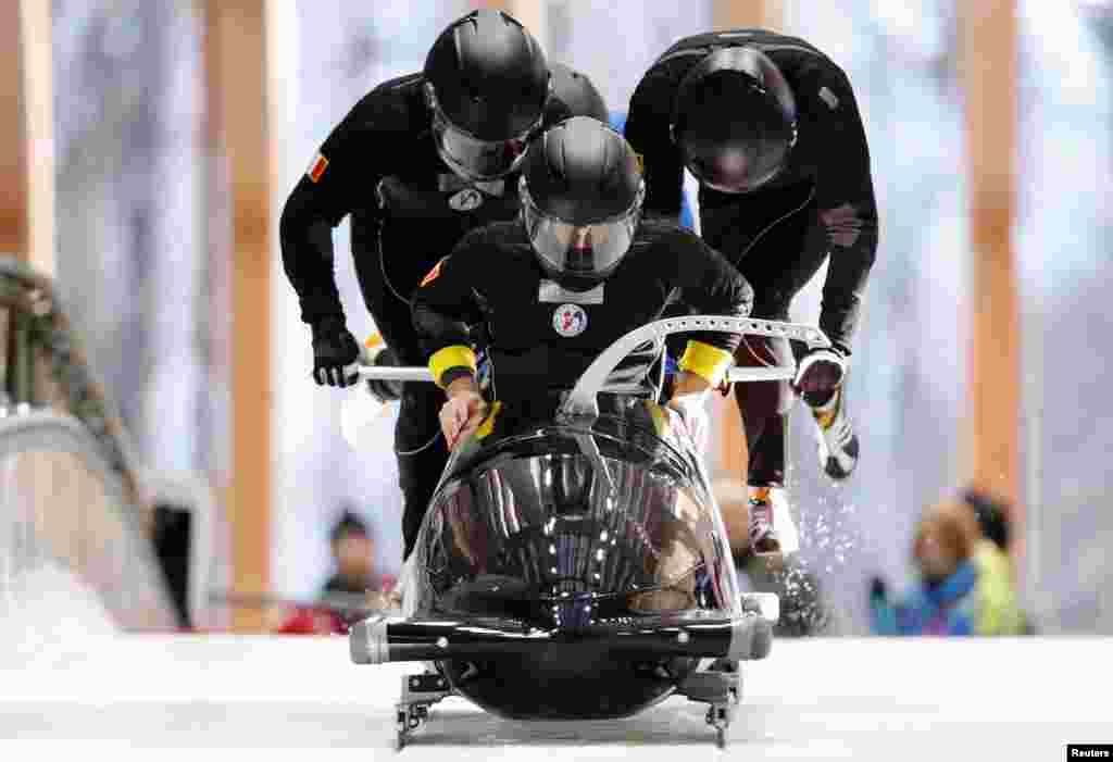 Tim bobsleigh dari Perancis dalam latihan di Rosa Khutor, Sochi (6/2).