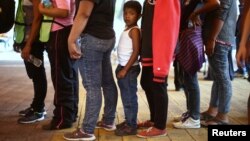 Central American migrants, moving in a caravan through Mexico toward the U.S. border, stand in line for food at a shelter set up for them by the Catholic church, in Puebla, Mexico April 6, 2018. 
