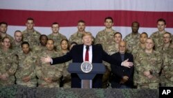 ប្រធានាធិបតី​ ត្រាំ និង​ប្រធានាធិបតី​អាហ្វហ្គានីស្ថាន Ashraf Ghani ​ក៏​ដូច​ជា​មេបញ្ជាការ​កង​ទ័ព​ ថ្លែង​ទៅ​កាន់​យោធា​ ក្នុង​ពេល​លោក​ ត្រាំ ធ្វើ​ទស្សនកិច្ច​ដ៏​ភ្ញាក់​ផ្អើល​មួយ​ទៅ​ប្រទេស​អាហ្វហ្គានីស្ថាន ក្នុង​ពិធីបុណ្យ​ថ្លែង​អំណរ​គុណ កាល​ពី​ថ្ងៃ​ទី​២៨ វិច្ឆិកា ២០១៩។