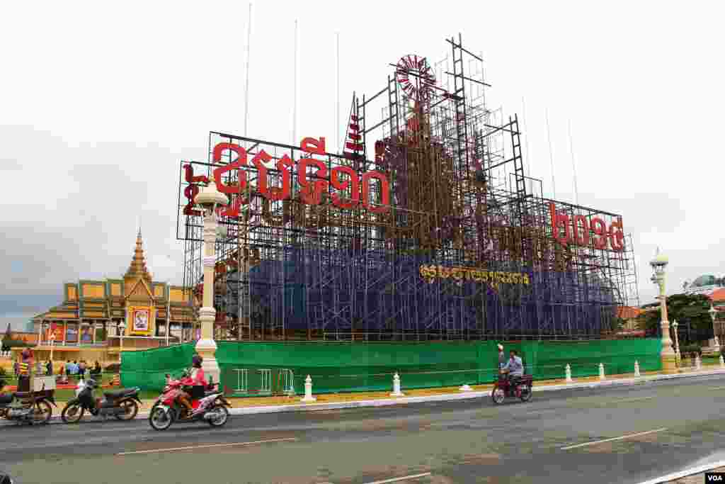 Construction workers in front of the Royal Palace in Phnom Penh prepare the display for the king&#39;s 10th anniversary celebration, October 25, 2014. (Nov Povleakhena/VOA Khmer) 