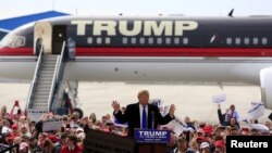 Secret Service agents surround U.S. Republican presidential candidate Donald Trump during a disturbance as he speaks at Dayton International Airport in Dayton, Ohio, March 12, 2016.