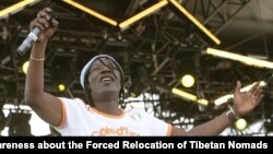 L'artiste musicien ivoirien Alpha Blondy en plein concert à Versailles, à l'ouest de Paris, le 2 juillet 2005. 