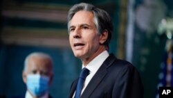 پرزیدنت بایدن در یک کنفرانس خبری در ولمینگتن به سخنان آنتونی بلینکن گوش می‌دهد. ۲۴ نوامبر ۲۰۲۰