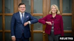 Asisten Menlu AS Karen Donfried (kanan) bertemu Menlu Ukraina Dmytro Kuleba di Kyiv, Ukraina, 13 Desember 2021 lalu.