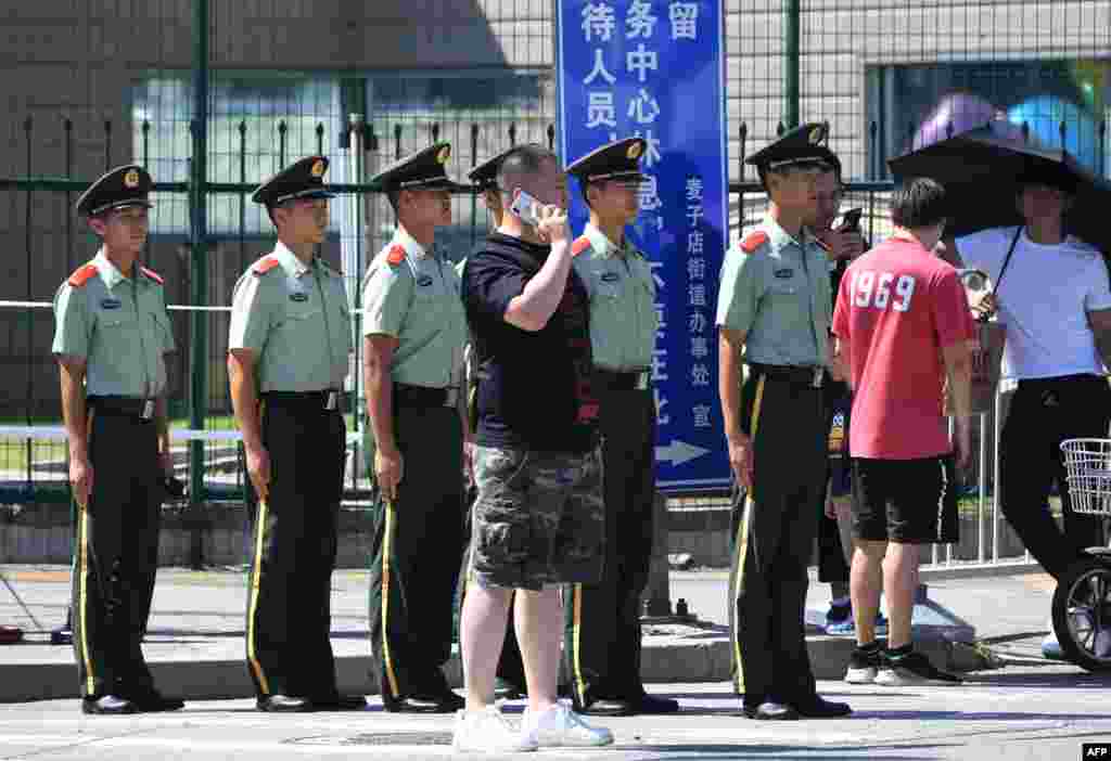 2018年7月26日，在美国驻北京使馆附近发生爆炸后，中国武警在大使馆外等候。