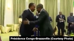Mwana ya ekolo Nigeria, Aliko Dangote (D), moto na nkita mingi na Afrika, ayambani na président Denis Sassou N'Guesso, na Oyo, Congo-Brazzaville, 21 août 2019. (Présidence Congo-Brazzaville)