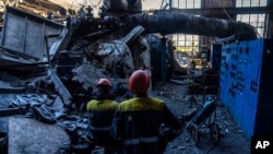 资料照：俄罗斯在乌克兰发动袭击后，工人们站在被俄罗斯袭击后DTEK火力发电厂的废墟中。（2024年5月2日）