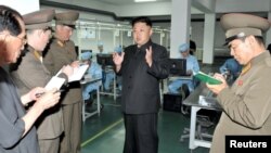 북한 김정은 국방위원회 제1위원장이 휴대전화 등 각종 전자제품을 생산하는 '5월11일 공장'을 현지지도 했다고 조선중앙통신이 11일 보도했다.