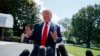 Predsednik Donald Tramp razgovara sa novinarima ispred Bele kuće pred odlazak u svoj golf klub u Bedminsteru, Nju Džersiju, 5. jula 2019. 