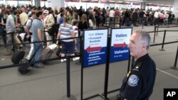 د افغانستان حکومت د مهاجرت په اړه د جمهور رئیس ټرمپ پریکړه د هغه هېواد داخلي تګلاره بولي