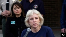 Dženifer Homendi iz Nacionalnog odbora za bezbednost transporta daje informacije o padu helikoptera u kom je poginuo Kobi Brajant, bivša zvezda Los Anđeles Lejkersa i osmoro drugih, u podstanici Lost hils u Kaliforniji, 27. januara 2020.