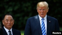  Manzon Koriya ta Arewa Kim Yong Chol poses da Donald Trump 