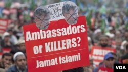 Pendukung partai Jamaat-e-Islami melakukan unjuk rasa di Lahore menentang pembebasan diplomat AS Raymond Davis, Jumat (25/2).