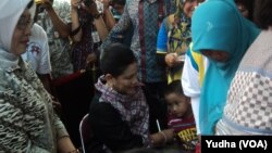 Ibu Negara Iriani Joko Widodo mendampingi anak yang akan diberi imunisasi Polio dalam PIN 2016, Selasa, 8 Maret 2016 (Foto: VOA/Yudha)