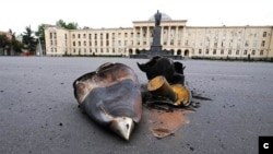 გორის თავზე აფეთქებული, რუსული „ისკანდერის“ რაკეტის გარსაცმი. რაკეტა მსხვერპლის გაზრდის მიზნით მსხვრევად-ფუგასური ქობინით იყო აღჭურვილი, 2008 წლის 12 აგვისტო