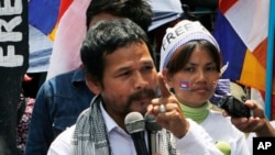 លោក​មាជ សុវណ្ណារ៉ា​​​​​ចូលរួម​ជាមួយ​​ជន​រង​គ្រោះ​ទំនាស់​ដី​ធ្លី​នៅ​បឹងកក់​​ តវ៉ា​នៅ​មុខ​តុលាការ​​ក្រុង។ ​រូបភាពថតថ្ងៃទី២០ឧសភាឆ្នាំ២០១៤