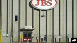 Radnica ulazi u tvornicu JBS.