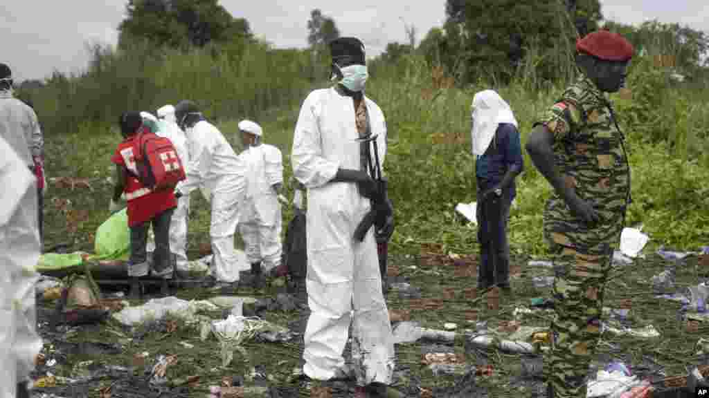 Les secouristes à la recherche des corps de victimes du crash de l&rsquo;Antonov An-12 à Juba, Soudan, 4 novembre 2015. (AP Photo/Jason Patinkin)