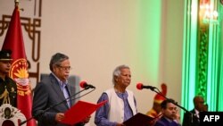 نوبیل انعام یافتہ ڈاکٹر محمد یونس نے بنگلہ دیش کی عبوری حکومت کے سربراہ کی حیثیت سے حلف اٹھا لیا ہے۔
