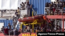 난민 구조선 시아이(Sea-Eye) 4호가 7일 이탈리아 시칠리아에 입항하고 있다.