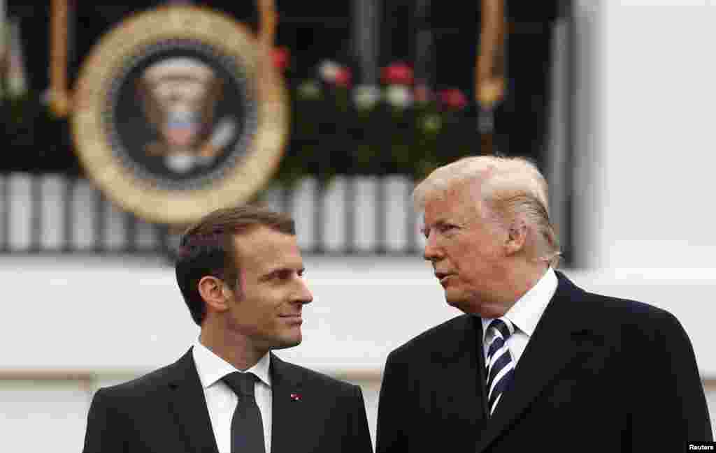 Le président américain Donald Trump s&#39;entretient avec le président français Emmanuel Macron lors de la cérémonie d&#39;arrivée officielle sur la pelouse sud de la Maison-Blanche à Washington, aux Etats-Unis, le 24 avril 2018.