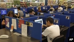 Pengguna komputer di sebuah internet cafe di Sydney, Australia. (Foto: Dok)