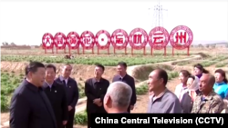 시진핑 중국 국가주석이 11일 서북부 산시성을 방문하고 농민들을 만나 격려했다. 중국 관영 CCTV 보도 화면 캡쳐.