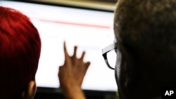 Para peneliti Freedom House memperkirakan bahwa dua pertiga lebih sedikit dari semua pengguna internet di dunia tinggal di negara-negara yang secara aktif membatasi aktivitas daring.